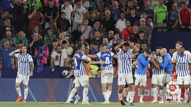 Los jugadores del Alavés celebran el gol de Villalibre.