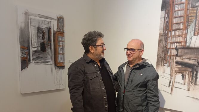 Jacinto Gutiérrez junto al pintor Juan Vida ante dos de las obras expuestas.