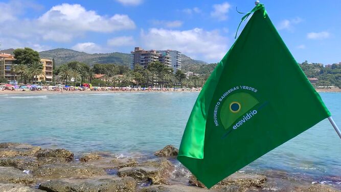 Una de las playas galardonadas con la Bandera Verde de Ecovidrio