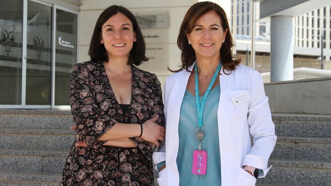 Las profesoras Teresa Nestares y Lara Bossini, en el Centro de Investigación Biomédica (CIBM) de la UGR