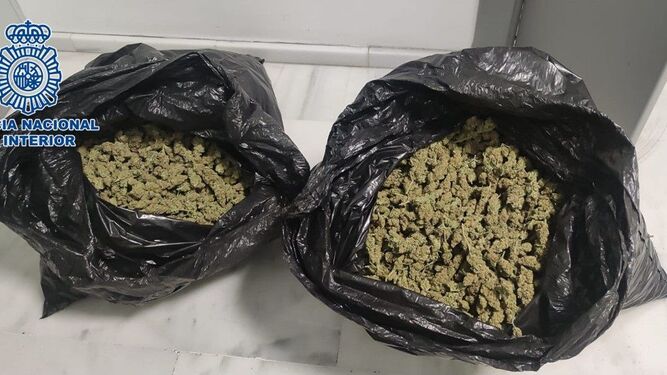 Las dos bolsas con 7 kilos de marihuana que llevaba el detenido