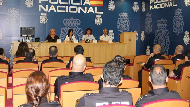 Policías de Granada, Motril y Baza se forman en atención a la violencia de género