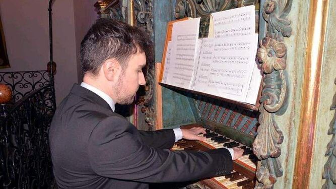 El clérigo Martínez ante sus funciones como organista