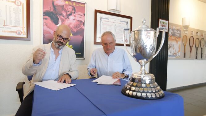 Firma del convenio entre el Real Club Recreativo de Tenis de Huelva y Huelva Información.