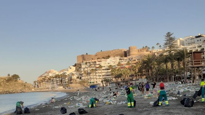 Un dispositivo de unas 30 personas han dejado limpias las playas de Almuñécar.