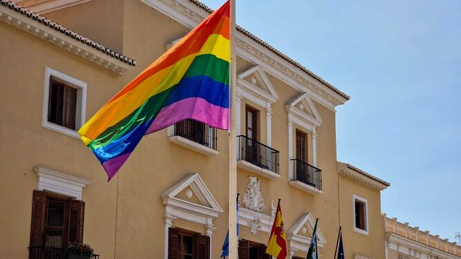 La Costa se suma a la celebración del Orgullo con izado de bandera y reconoce el trabajo de las asociaciones