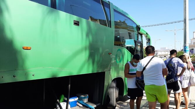 Cinco rutas en autobús llevarán a los vecinos de los municipios del interior a las playas