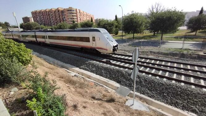 Un tren convencional de Media Distancia Granada-Almería pasa por el desvío del cambiador de ancho
