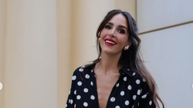 Rocío Osorno confirma con un conjunto de Zara que los lunares son siempre para el verano.