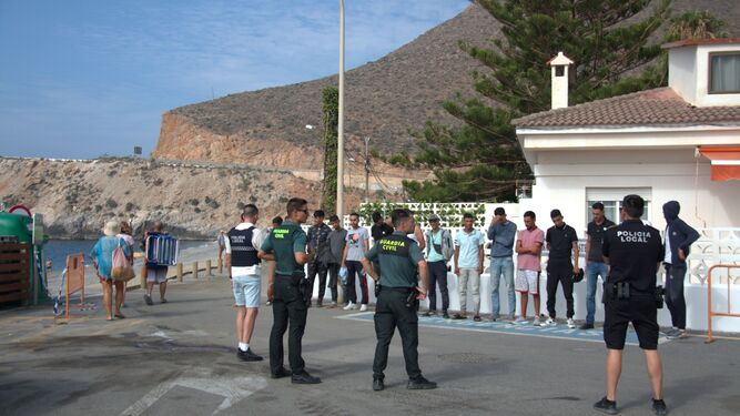Detenidos 16 inmigrantes llegados en patera a una playa de Castell de Ferro