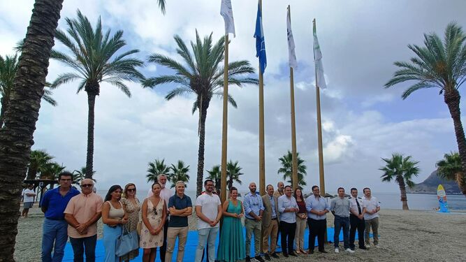 Almuñécar iza las cinco banderas azules en sus principales playas