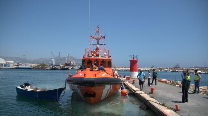 Interceptada una embarcación con quince migrantes en la costa de Granada