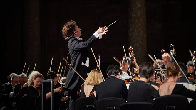 Gustavo Gimeno dirigiendo por segundo día consecutivo a la Filarmónica de Luxemburgo