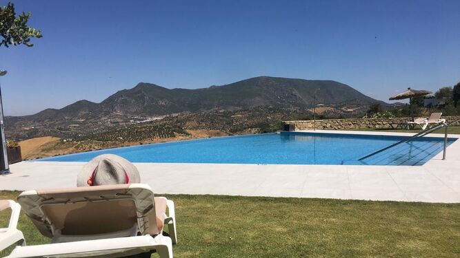 Una turista disfruta de las instalaciones de un hotel con piscina en Zahara.