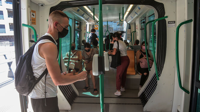 Usuarios en el Metro de Granada, en una imagen de archivo.