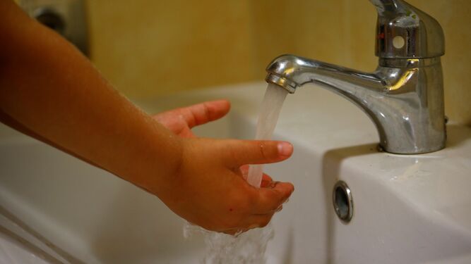 Lavado de manos en un lavabo, en una imagen de archivo.