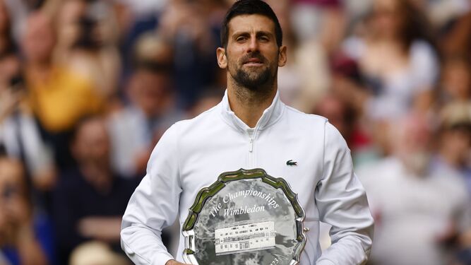 Djokovic posa con el trofeo como subcampeón.