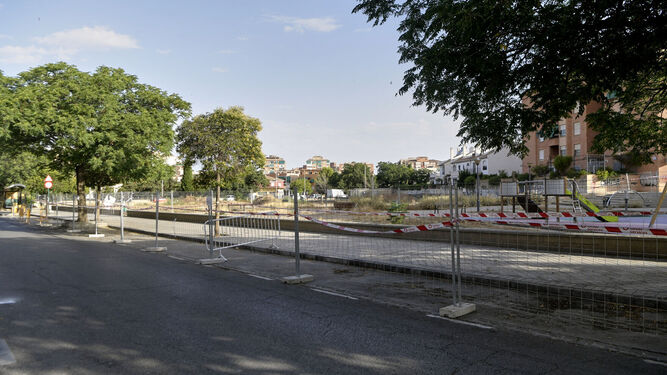 Zona de aparcamiento vallada por el inicio de las obras en Rafael Guillén.
