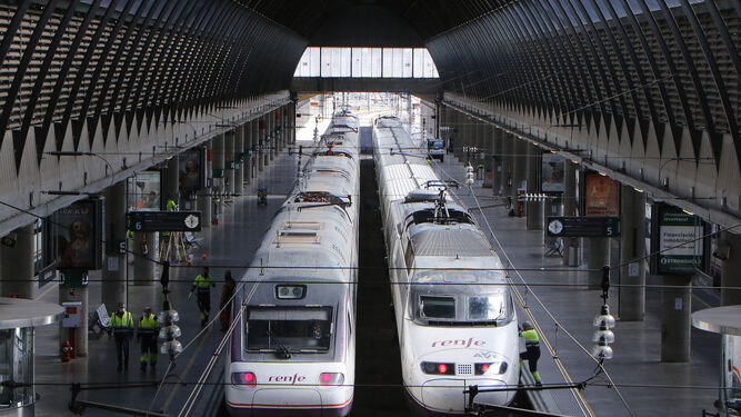 Trenes en la estación de Santa Justa de Sevilla.