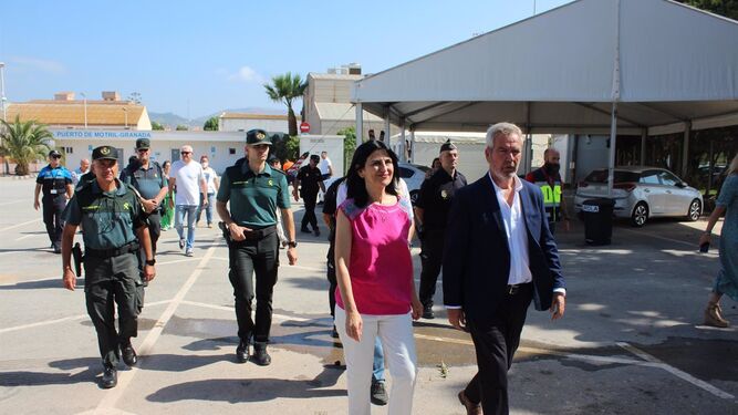 La subdelegada del Gobierno en Granada, Inmaculada López Calahorro, en una visita al puerto de Motril junto al presidente de la Autoridad Portuaria, José García Fuentes