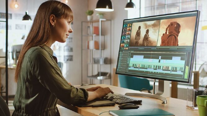 Una mujer trabaja delante de un ordenador en una imagen de archivo.