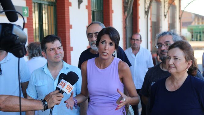 Martina Velarde comparece ante la prensa en la estación de Guadix