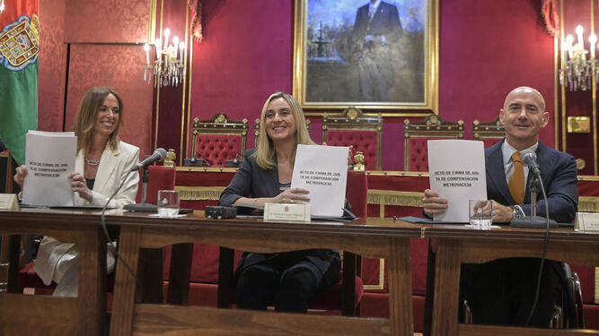 Rocío Díaz, Marifrán Carazo y Jorge Pérez de Leza sostienen los estatutos de la Junta de Compensación