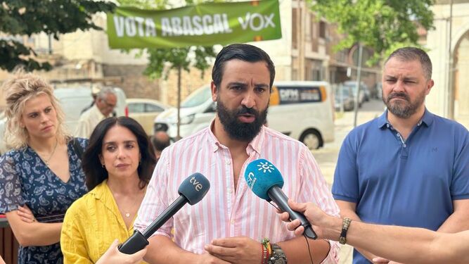 Jacobo Robatto atiende a los medios en su visita a la localidad de Albolote, en Granada
