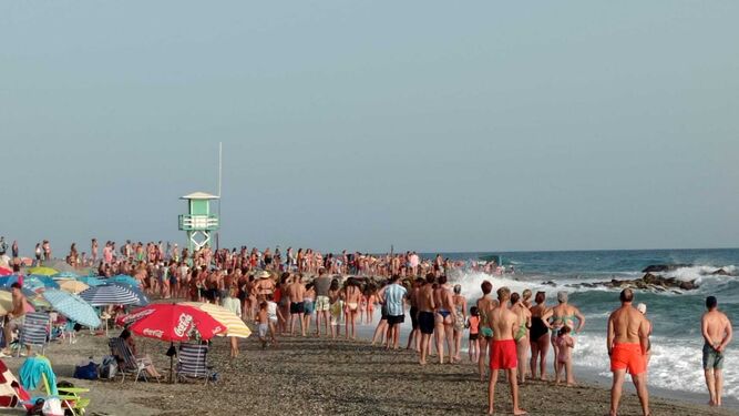 Recatan en la playa de Torrenueva Costa a varios bañistas que no podían salir por el gran oleaje