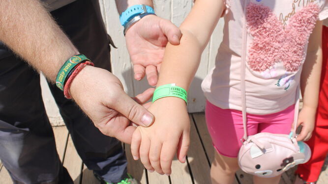Salobreña repartirá 5.000 pulseras identificativas para niños con el objetivo de mejorar la seguridad en las playas