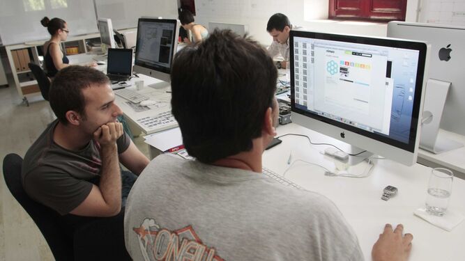 imagen de archivo de dos trabajadores frente a un ordenador en una empresa tecnológica de Granada