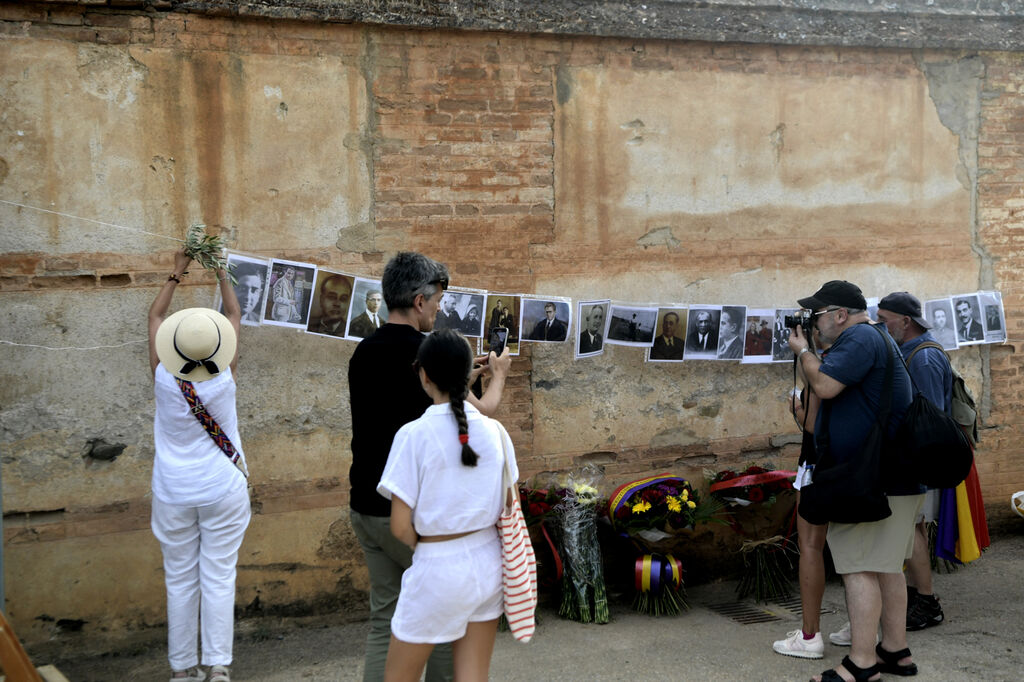 As&iacute; ha sido el acto de homenaje a las v&iacute;ctimas del franquismo que se ha celebrado en el Cementerio de San Jos&eacute; de Granada