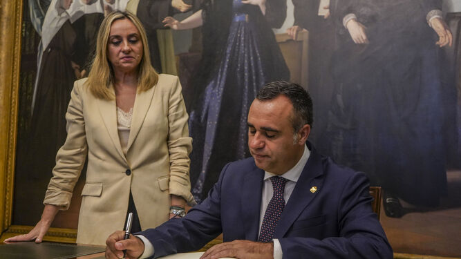 Francisco Rodríguez firma en el libro de honor de la ciudad junto a Marifrán Carazo