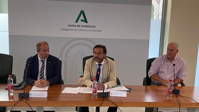 Los delegados de Gobierno e Industria, Antonio Granada y Gumersindo Fernández, en las jornadas sobre industria