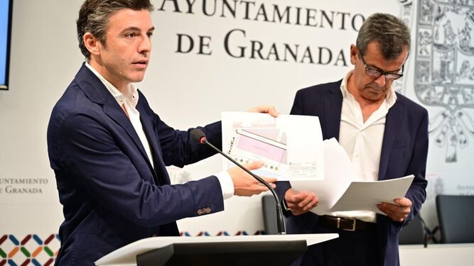 Imagen de la comparecencia del portavoz del equipo de Gobierno del Ayuntamiento de Granada y del concejal de Cultura