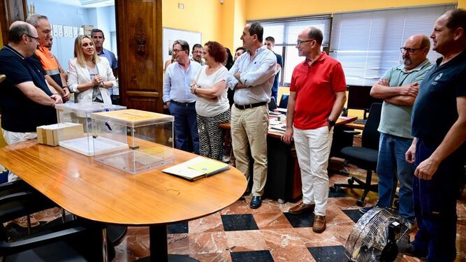 Imagen de la visita de la alcaldesa, Marifrán Carazo, al dispositivo de preparativos de las elecciones