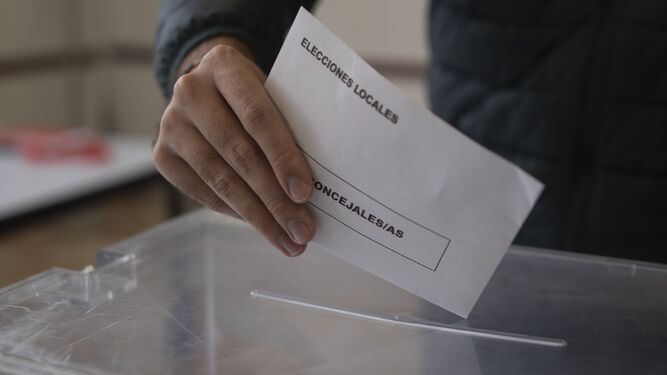 Una persona ejerce el voto en Granada en las pasadas municipales