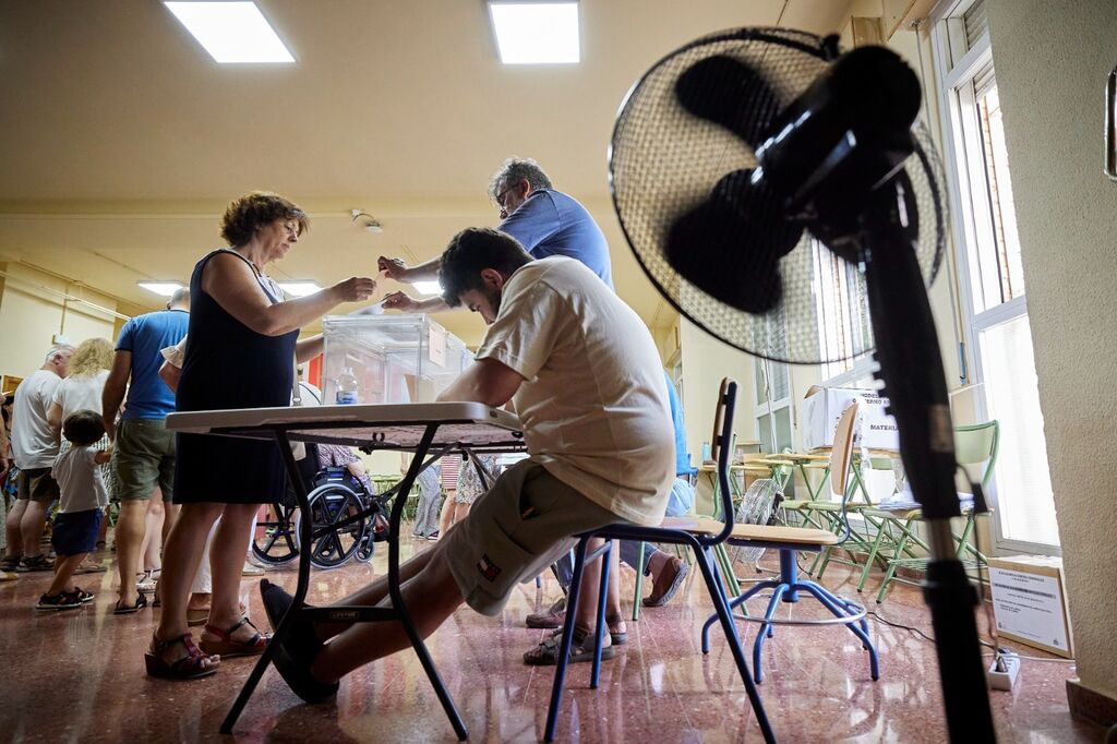 Fotos: As&iacute; est&aacute;n siendo las colas en los colegios electorales de Granada