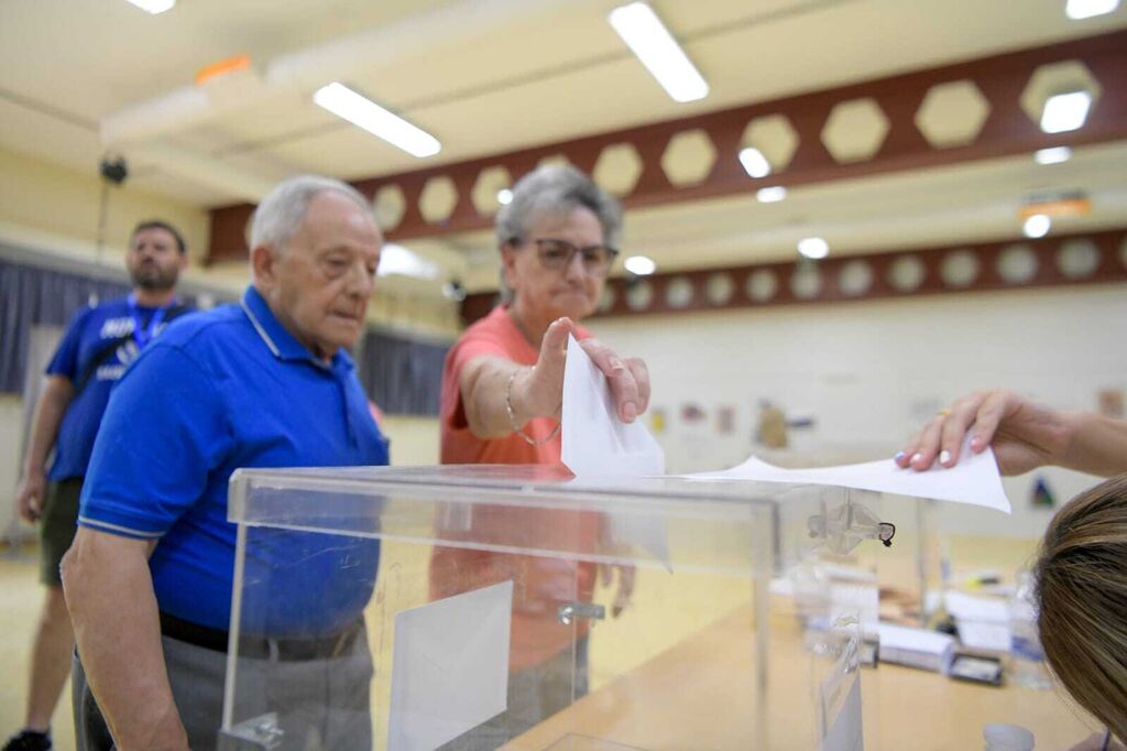 Fotos: As&iacute; est&aacute;n siendo las colas en los colegios electorales de Granada