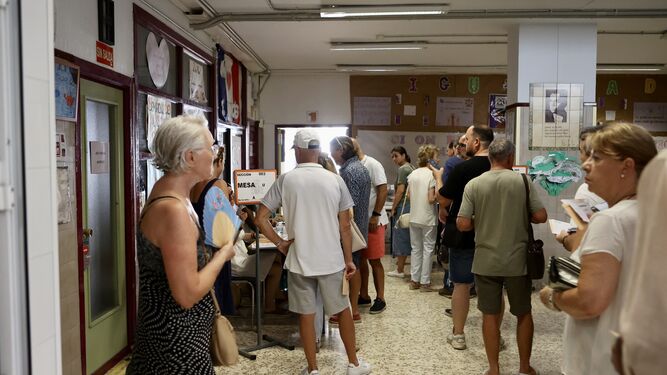 Colas por la mañana en un colegio electoral de Málaga durante las elecciones generales de 2023.