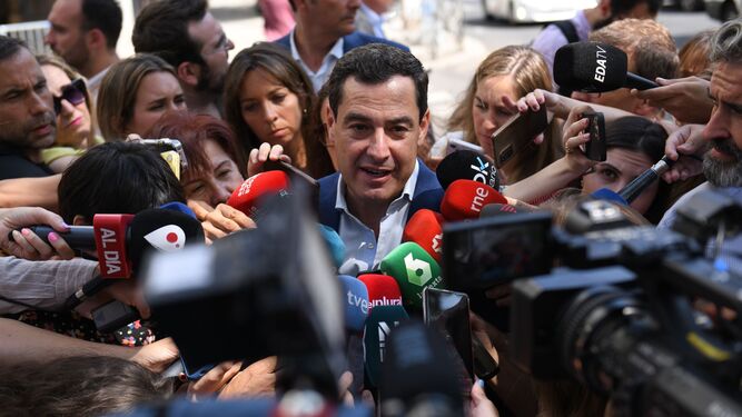 El presidente de la Junta y líder del PP-A, Juanma Moreno, atiende a los medios antes de la Junta Directiva del PP de este lunes.