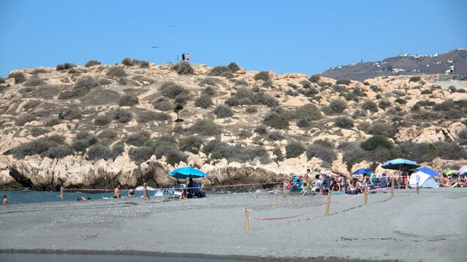 Salobreña reabre la playa de La Charca tras confirmarse la calidad "óptima" del agua