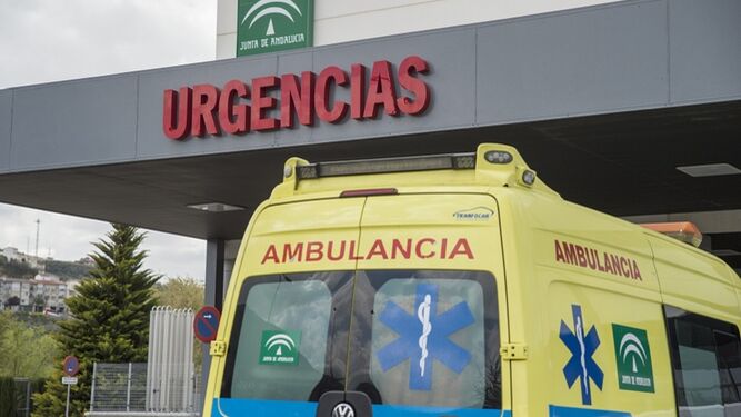 Imagen de archivo de una ambulancia en el Hospital Comarcal de Loja