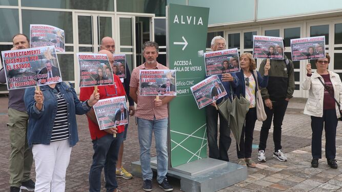 Las víctimas del Alvia se manifiestan junto al tribunal de Santiago.