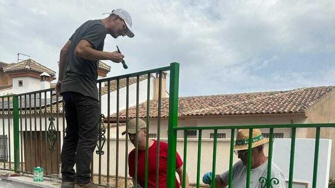 Vecinos pitan una valla, en una de las imágenes colgadas en redes sociales por el Ayuntamiento de Guadahortuna.