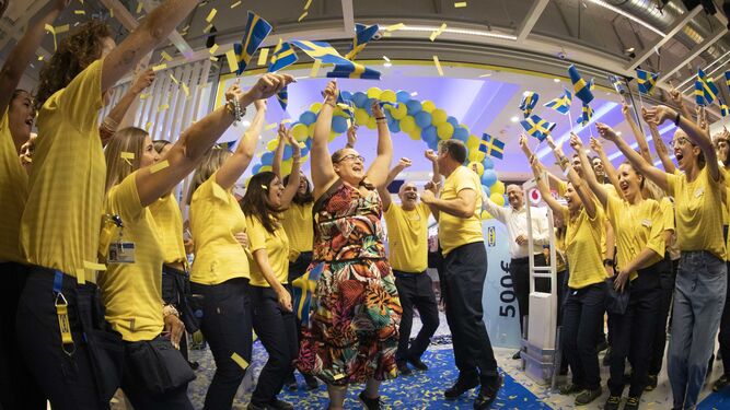 La primera clienta de Ikea en Granada festeja su apertura con los empleados de la tienda