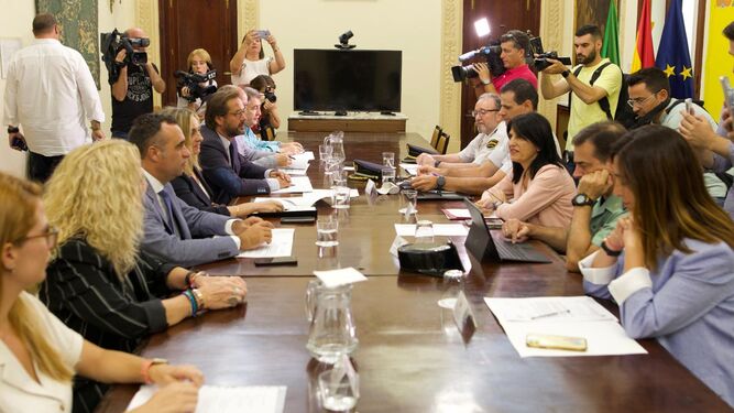 Imagen de la reunión mantenida entre las administraciones públicas de Granada para tratar de combatir el fraude eléctrico