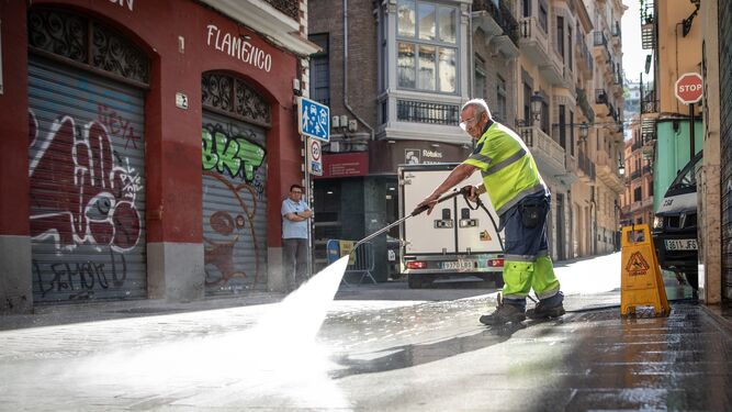 Un operario de Inagra realiza tareas de baldeo y fregado en la Plaza del Boquerón de Granada
