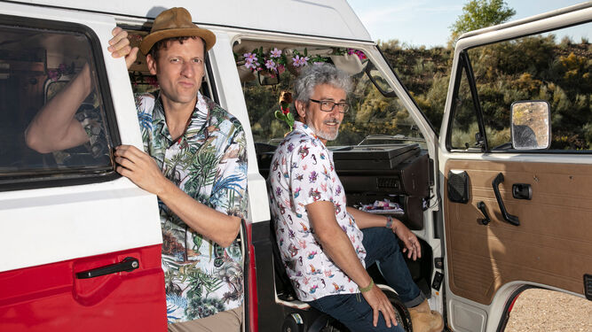 Edu Soto y David Fernández, dos cómicos que emprenden un viaje en furgoneta en busca de nuevas experiencias.