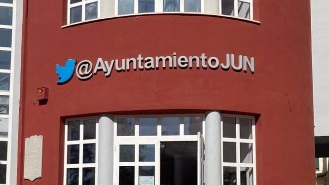 Imagen de la fachada del edificio del Ayuntamiento de Jun con la anterior imagen corporativa de la red social.